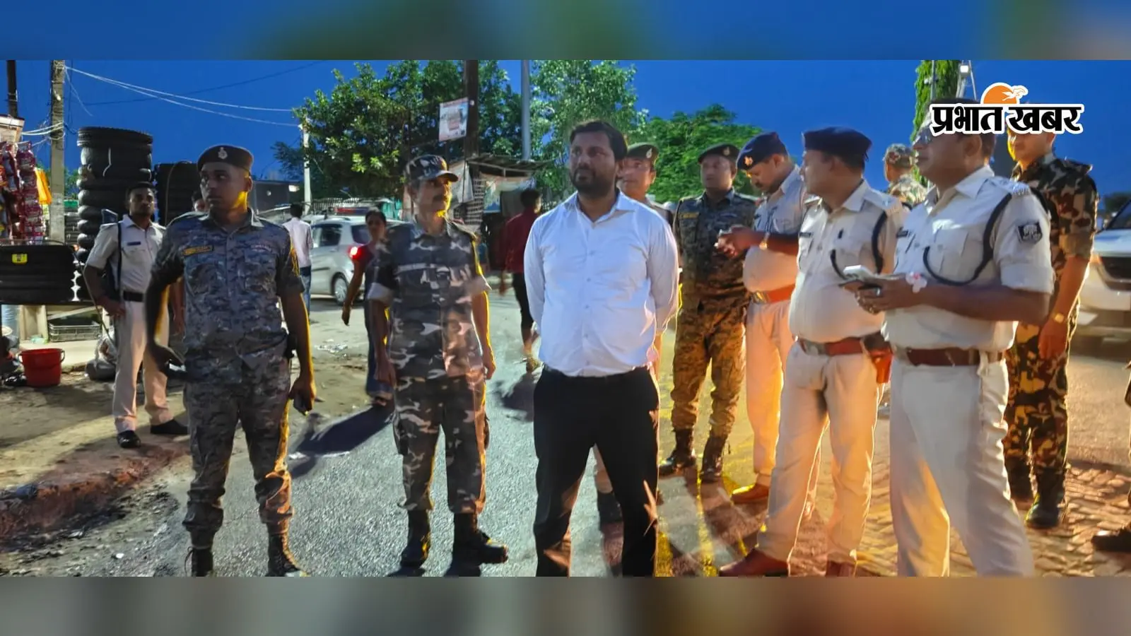 निरीक्षण करते सदर एसडीओ और सदर डीएसपी 2 | Prabhat Khabar Network निरीक्षण करते सदर एसडीओ और सदर डीएसपी 2 | Prabhat Khabar Network