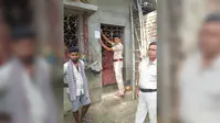पांच आरोपियों के घरों पर पुलिस ने चिपकाया इश्तहार