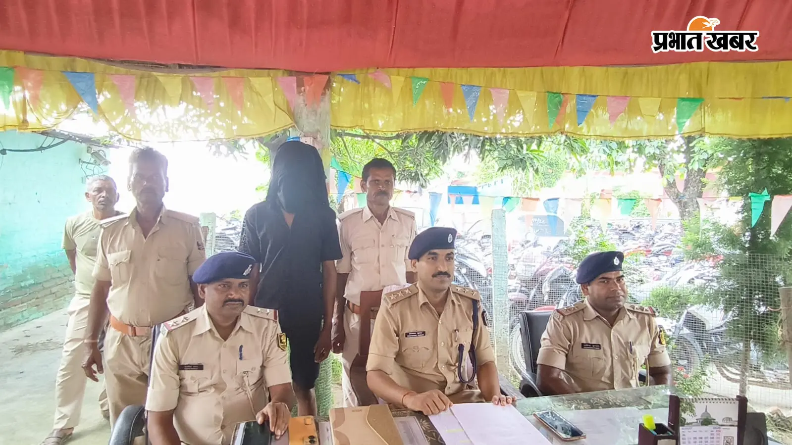 बासोपट्टी थाना पर प्रेस वार्ता करते डीएसपी सदानंद कुमार | Prabhat Khabar Network बासोपट्टी थाना पर प्रेस वार्ता करते डीएसपी सदानंद कुमार | Prabhat Khabar Network