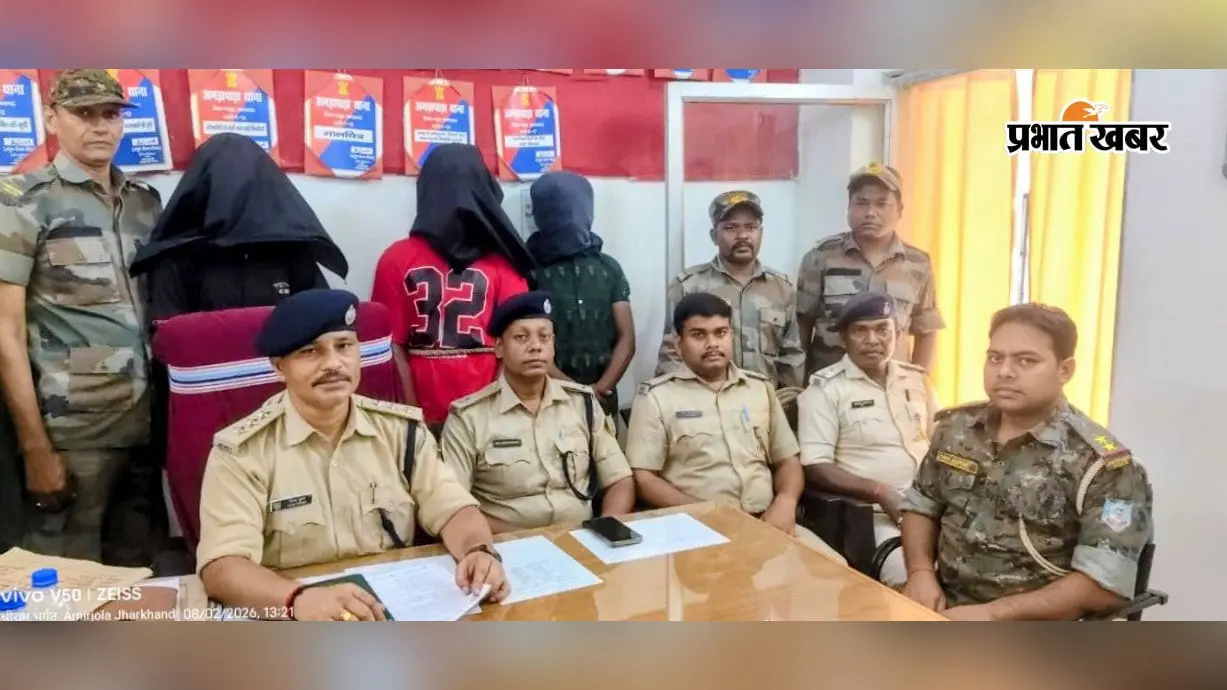 प्रेस वार्ता करते एसडीपीओ विजय कुमार व मौजूद थाना प्रभारी अनूप रोशन भेंगरा व अन्य | Prabhat Khabar Network प्रेस वार्ता करते एसडीपीओ विजय कुमार व मौजूद थाना प्रभारी अनूप रोशन भेंगरा व अन्य | Prabhat Khabar Network