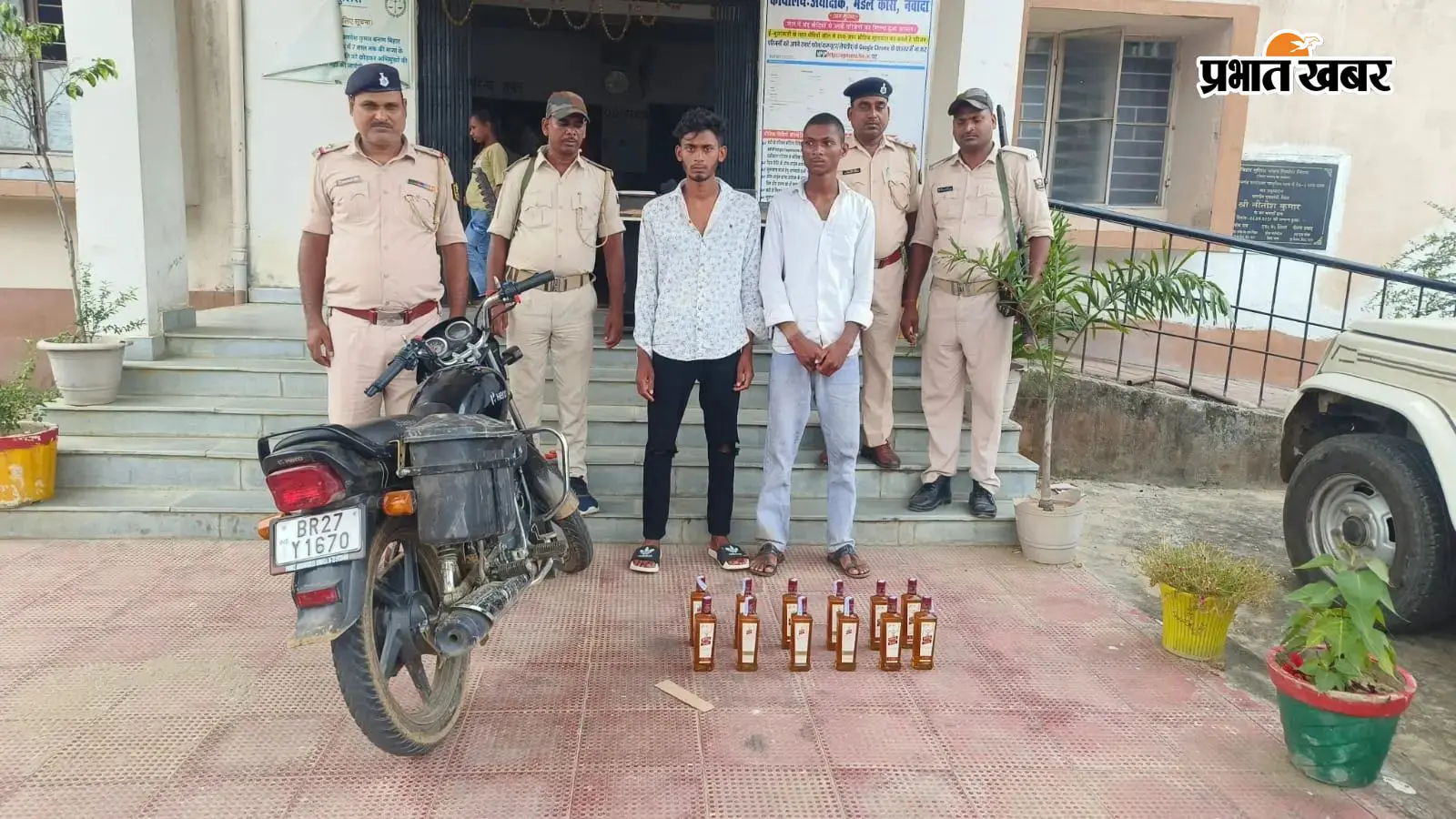 जब्त शराब के साथ आरोपियों की तस्वीर जब्त शराब के साथ आरोपियों की तस्वीर