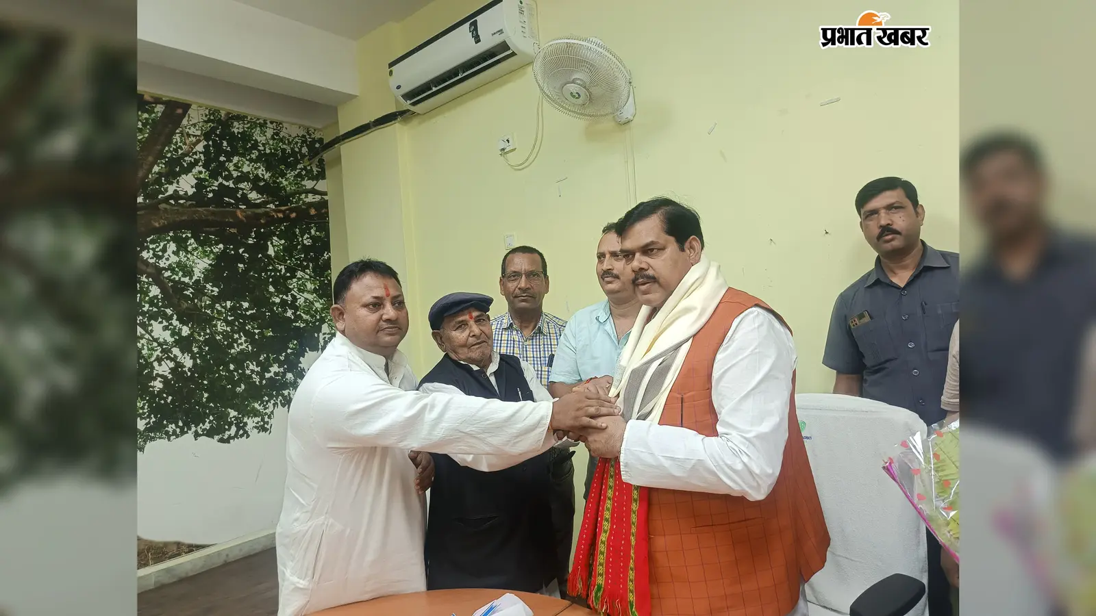 फोटो:- शिक्षा मंत्री मिथिलेश तिवारी को साल से सम्मानित करते संघ के पदाधिकारी व कार्यकर्ता | Prabhat Khabar Network फोटो:- शिक्षा मंत्री मिथिलेश तिवारी को साल से सम्मानित करते संघ के पदाधिकारी व कार्यकर्ता | Prabhat Khabar Network