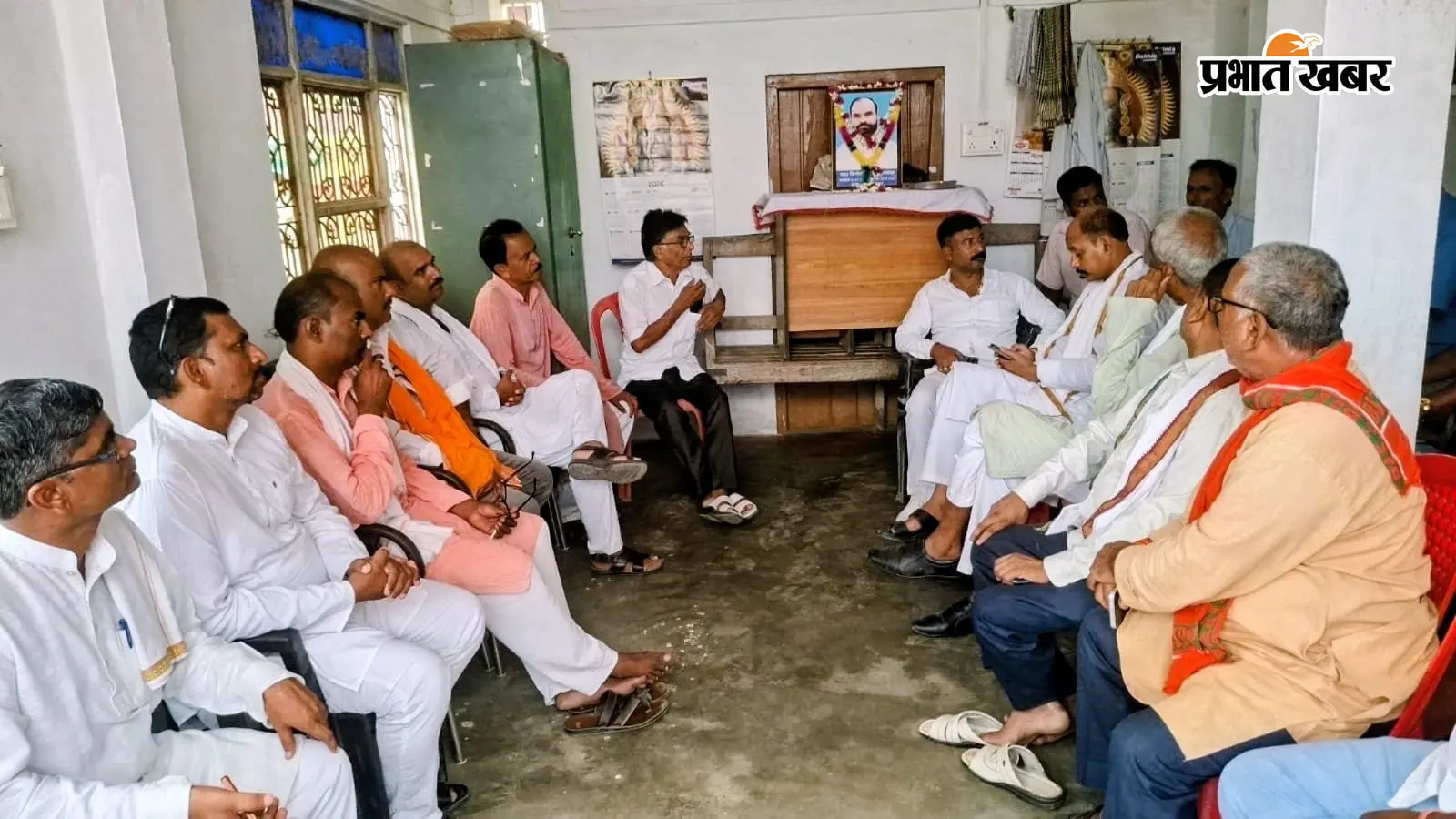 दिवंगत सरपंच विनोद कुशवाहा के आवास पर बैठक करते जिला सरपंच संघ के सदस्य | Prabhat Khabar Network दिवंगत सरपंच विनोद कुशवाहा के आवास पर बैठक करते जिला सरपंच संघ के सदस्य | Prabhat Khabar Network