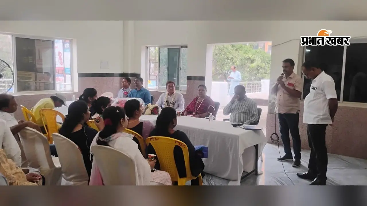 विदाई समारोह में शामिल हुए अधिकारी व कर्मचारी | Prabhat Khabar Network विदाई समारोह में शामिल हुए अधिकारी व कर्मचारी | Prabhat Khabar Network