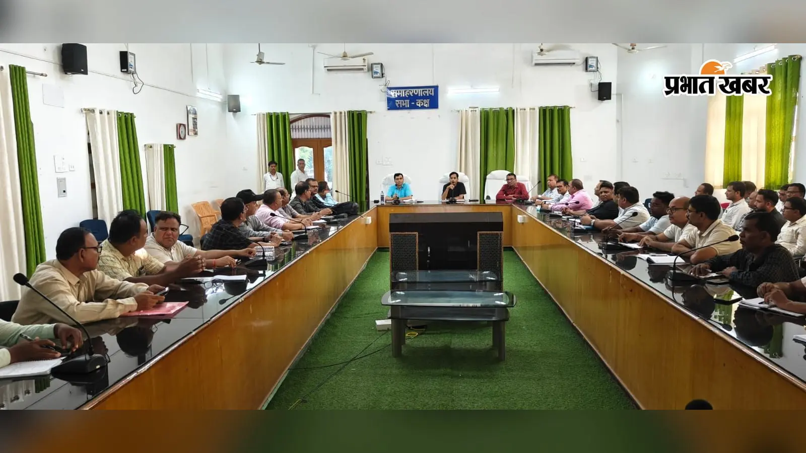 मनरेगा योजना की प्रगति की समीक्षा बैठक करते डीडीसी | Prabhat Khabar Network मनरेगा योजना की प्रगति की समीक्षा बैठक करते डीडीसी | Prabhat Khabar Network
