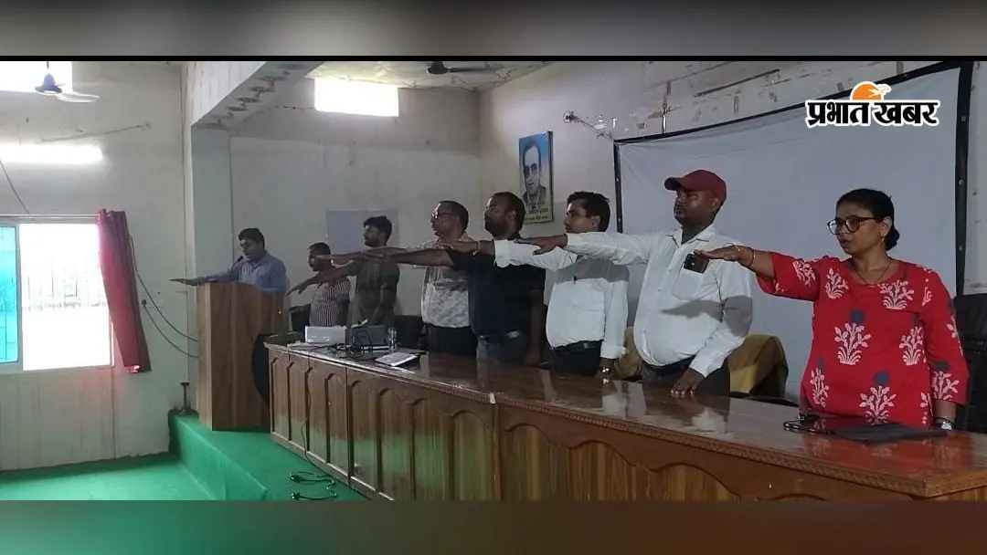 नशामुक्त भारत बनाने की शपथ लेते आरएलएसवाई कॉलेज के विद्यार्थी और प्राध्यापक गण, | Prabhat Khabar Network नशामुक्त भारत बनाने की शपथ लेते आरएलएसवाई कॉलेज के विद्यार्थी और प्राध्यापक गण, | Prabhat Khabar Network