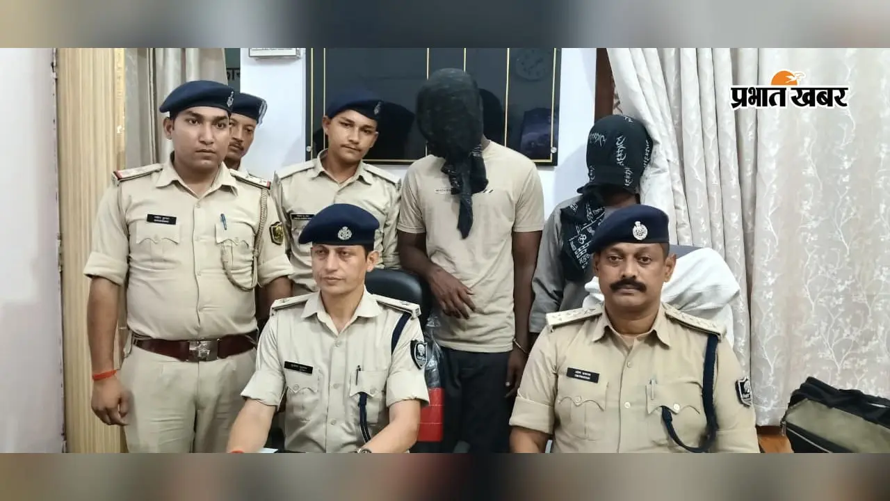 फोटो.10. लूट मामले में गिरफ्तार के साथ प्रेस वार्ता करते एसडीपीओ | Prabhat Khabar Network फोटो.10. लूट मामले में गिरफ्तार के साथ प्रेस वार्ता करते एसडीपीओ | Prabhat Khabar Network
