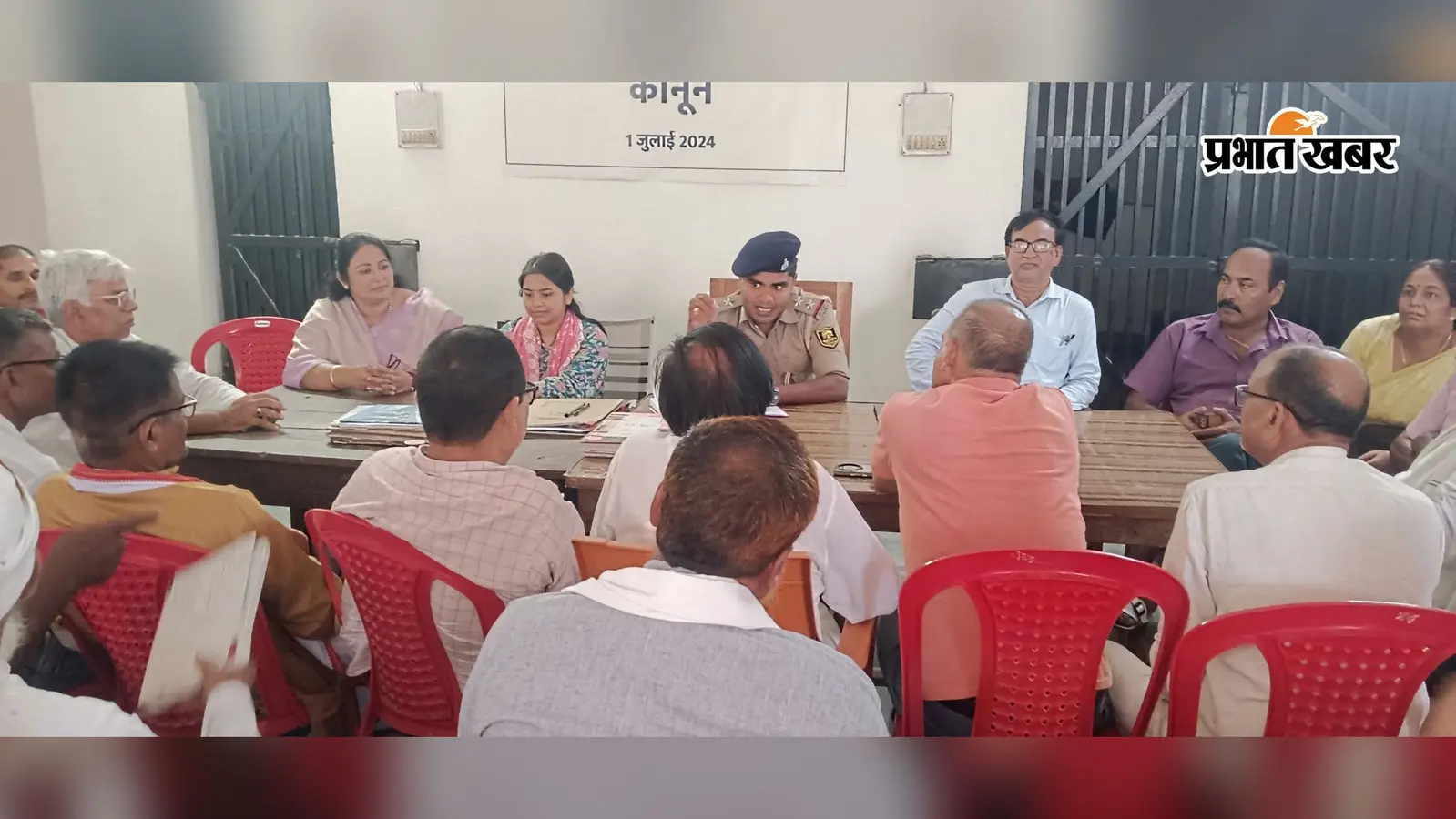 फोटो:- शांति समिति की बैठक में शामिल थानाध्यक्ष, सीओ व अन्य | Prabhat Khabar Network फोटो:- शांति समिति की बैठक में शामिल थानाध्यक्ष, सीओ व अन्य | Prabhat Khabar Network