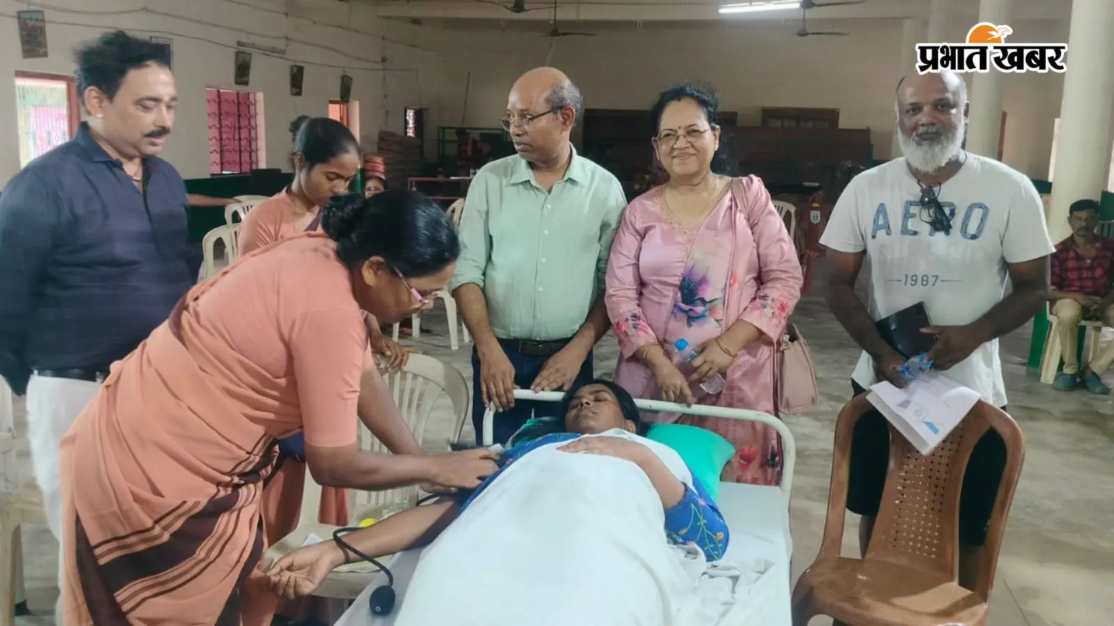 रक्तदान करते समाजसेवी रक्तदान करते समाजसेवी