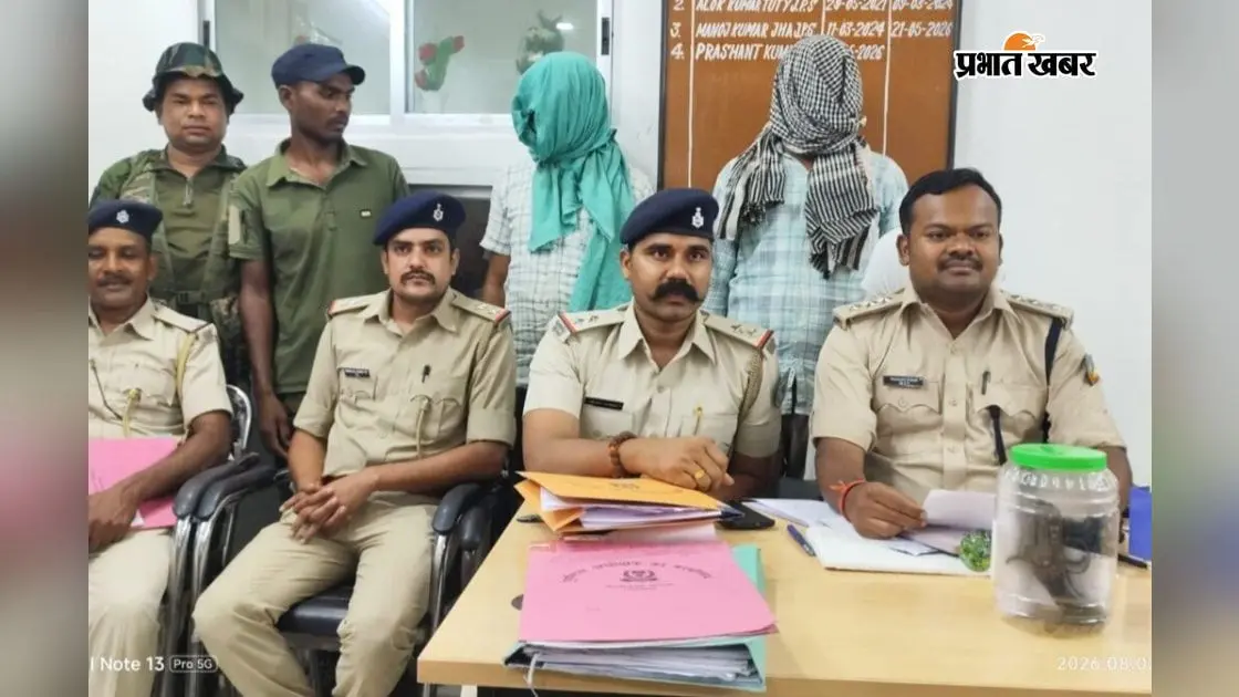 गिरफ्तार लोगों के बारे में जानकारी देते एसडीपीओ व थाना प्रभारी | Prabhat Khabar Network गिरफ्तार लोगों के बारे में जानकारी देते एसडीपीओ व थाना प्रभारी | Prabhat Khabar Network