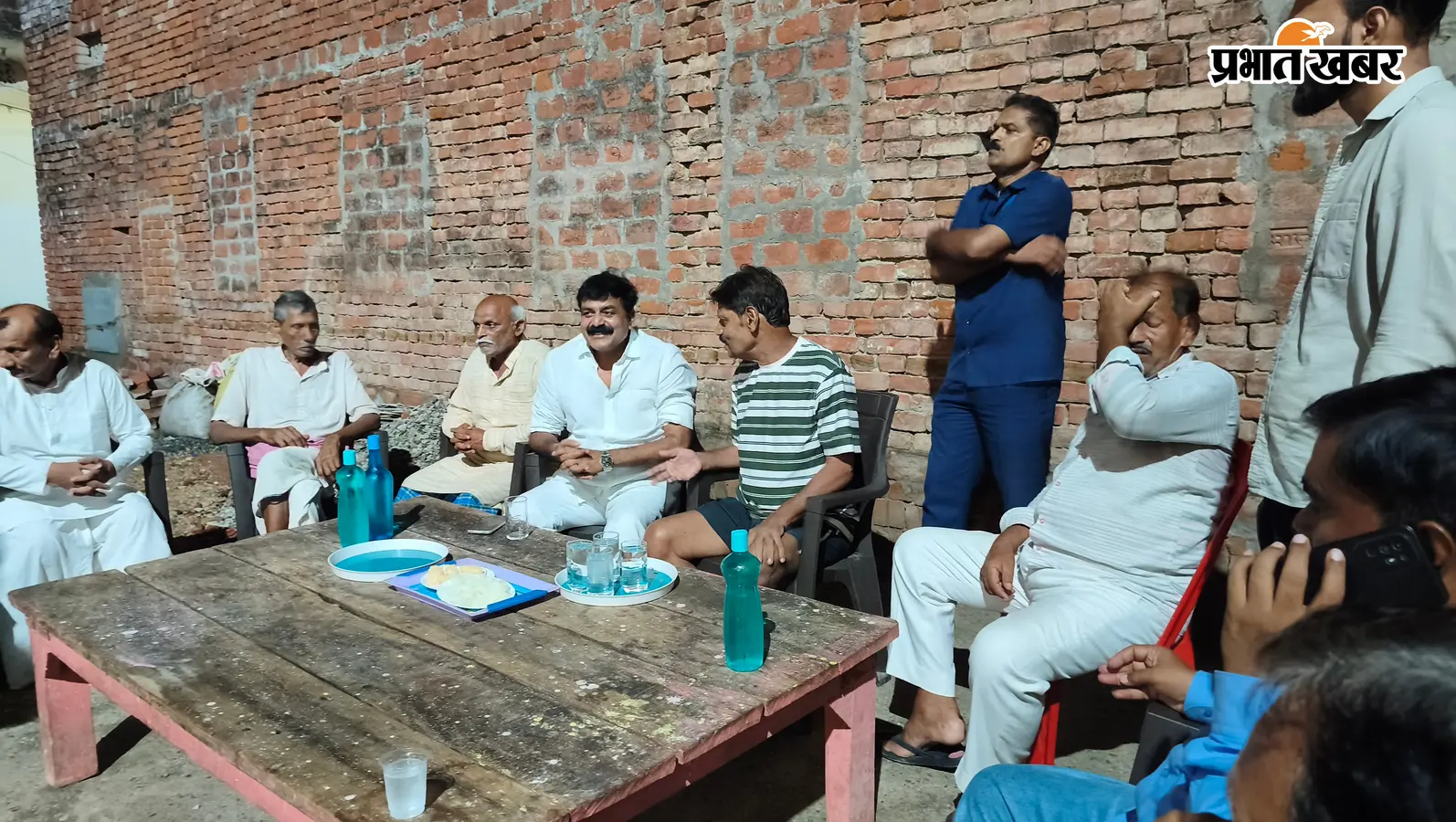 लोगों की समस्याओं को सुनते मंत्री | Prabhat Khabar Network लोगों की समस्याओं को सुनते मंत्री | Prabhat Khabar Network