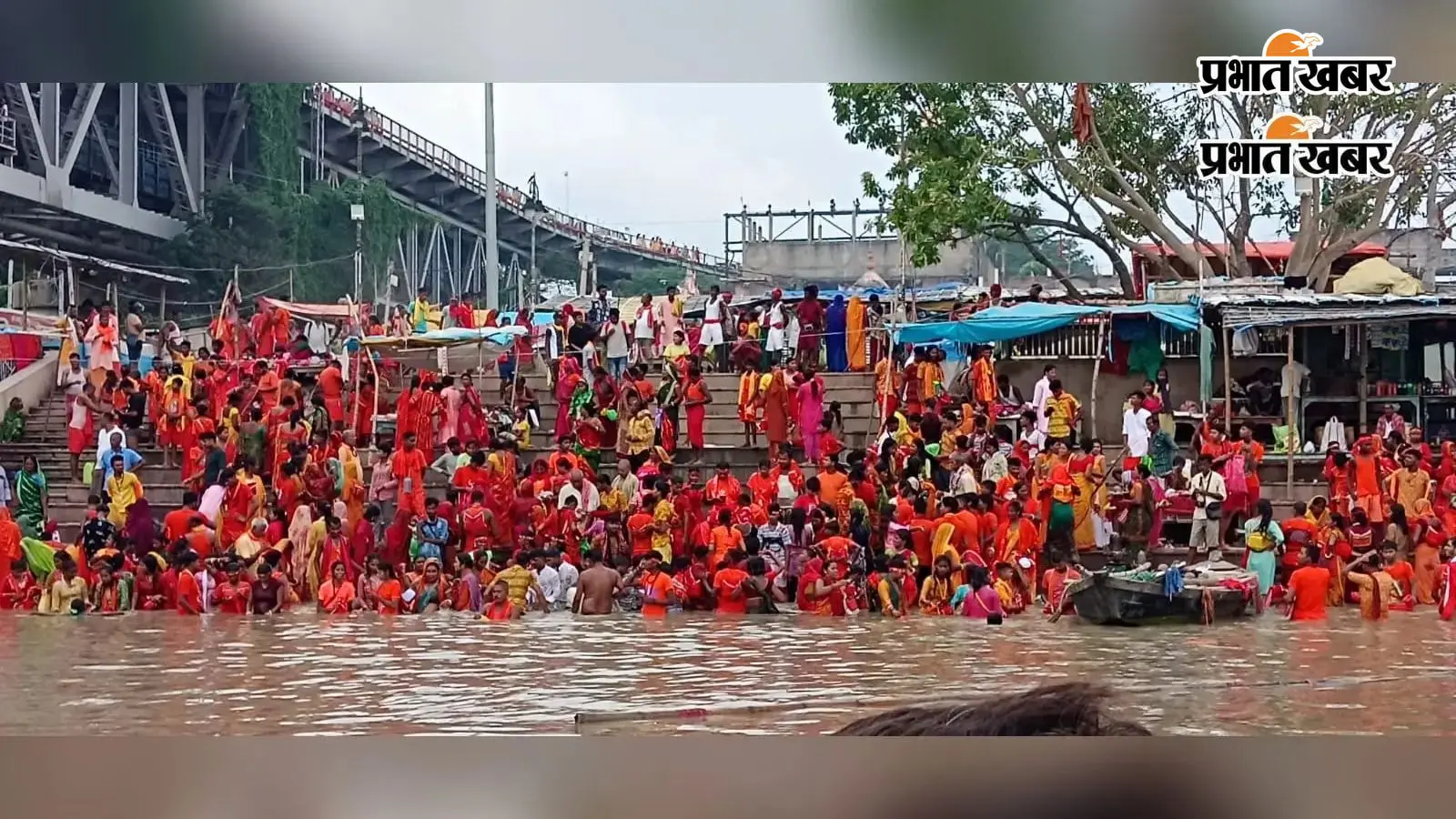 गंगा घाट पर स्नान करते काँवरिए गंगा घाट पर स्नान करते काँवरिए