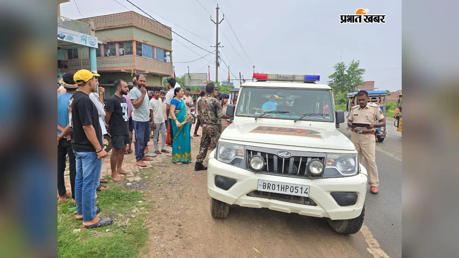 पीड़ित महिला और जमा लोगों की भीड़ और पुलिस. | Prabhat Khabar Network पीड़ित महिला और जमा लोगों की भीड़ और पुलिस. | Prabhat Khabar Network