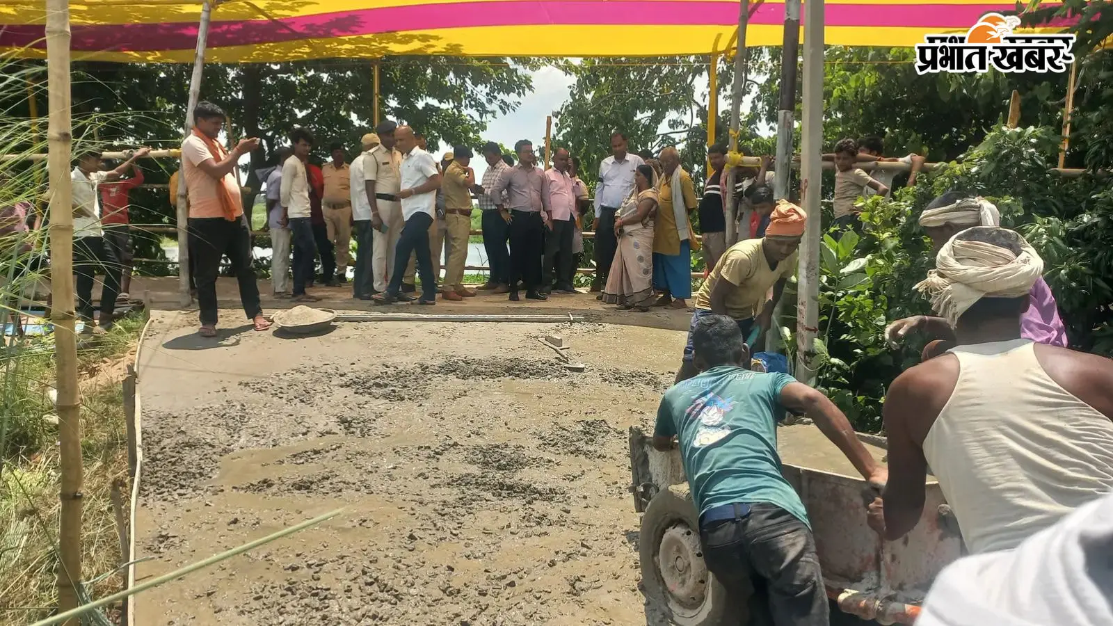 घटिया सड़क निर्माण होने का विरोध करते ग्रामीण घटिया सड़क निर्माण होने का विरोध करते ग्रामीण