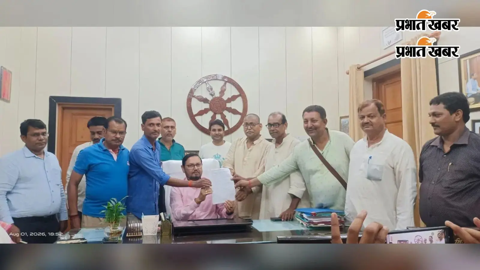 मांग पत्र सौंपते कर्मी मांग पत्र सौंपते कर्मी
