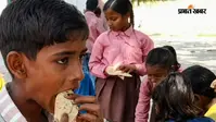 हाथों में रोटी लेकर खाते दिखे बच्चे, वायरल वीडियो से मचा हड़कंप, बलिया BSA ने बैठाई जांच