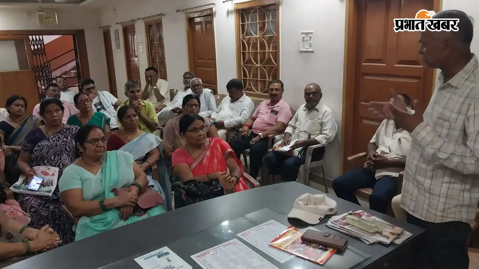 बैठक को संबोधित करते कर्मचारी नेता माेहन मुरारी बैठक को संबोधित करते कर्मचारी नेता माेहन मुरारी