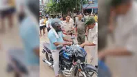 Arwal News: परासी पुलिस का वलीदाद बाजार और अन्य इलाकों में सघन वाहन जांच अभियान, 3000 रुपये वसूला जुर्माना