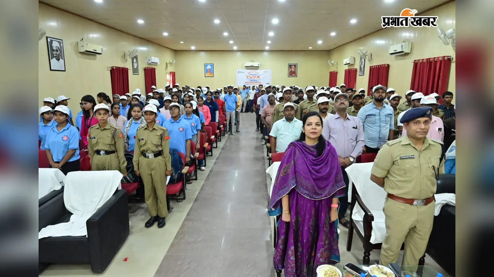 फोटो -1- लाइव प्रसारण को देखते डीएम एसपी व अन्य | Prabhat Khabar Network फोटो -1- लाइव प्रसारण को देखते डीएम एसपी व अन्य | Prabhat Khabar Network