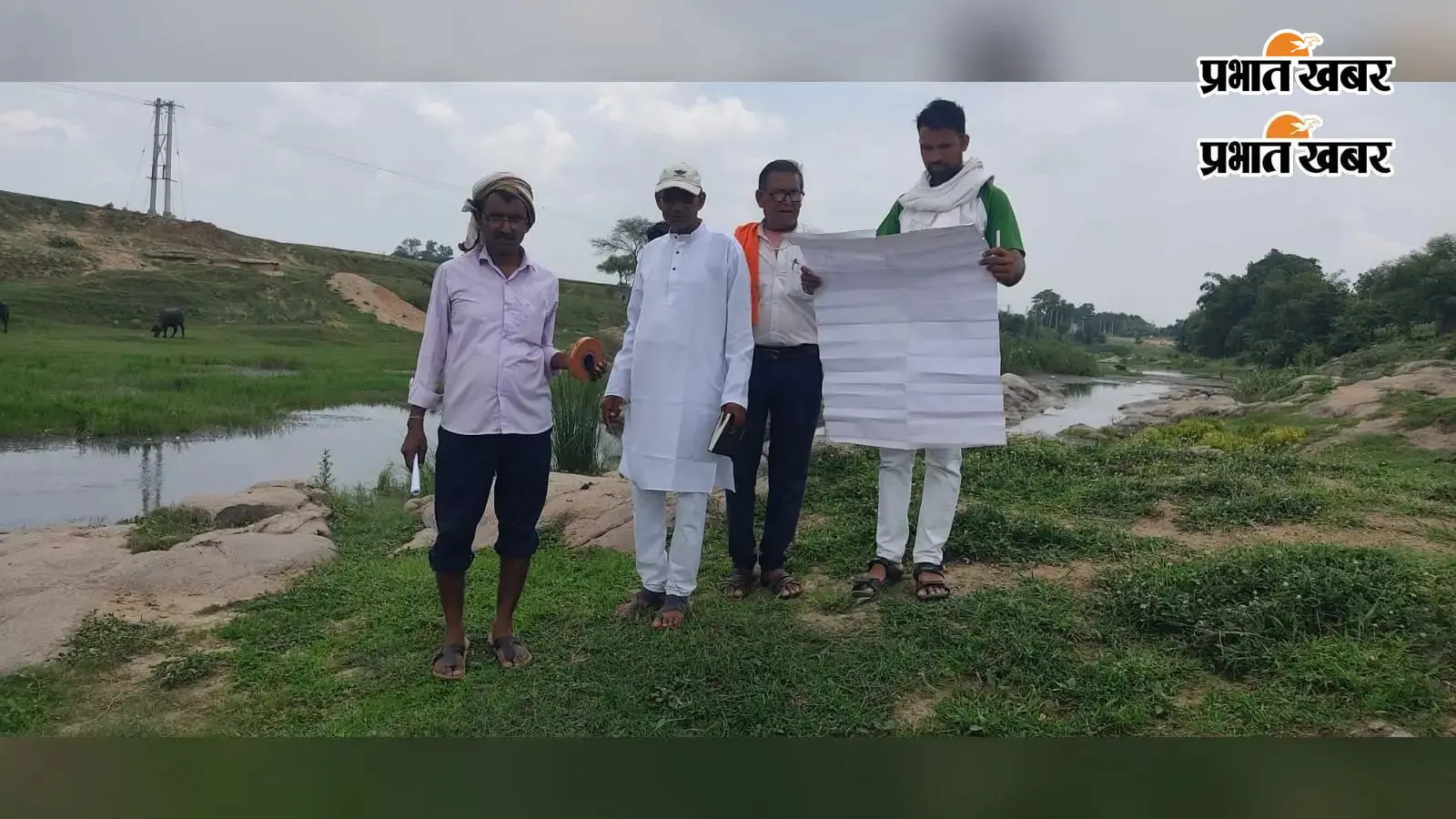 नदी के पास खड़े ग्रामीण नदी के पास खड़े ग्रामीण