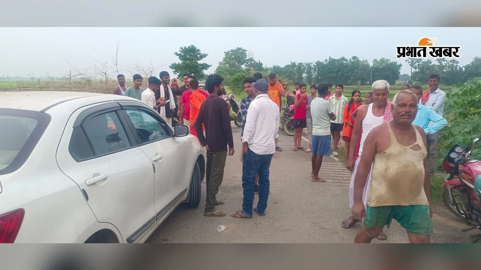 दुर्घटना के बाद सड़क पर जुटे ग्रामीण, इलाज रथ जख्मी | Prabhat Khabar Network दुर्घटना के बाद सड़क पर जुटे ग्रामीण, इलाज रथ जख्मी | Prabhat Khabar Network