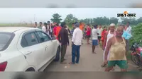 सुल्तानगंज से देवघर जा रही कांवरिया कार बेकाबू, सड़क किनारे चल रहे 4 युवक गंभीर रूप से घायल