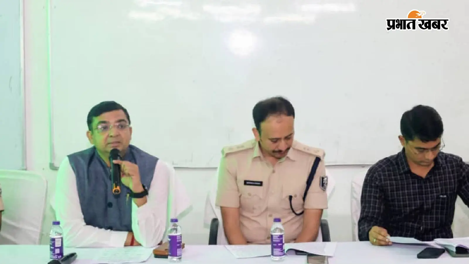 जानकारी देते हुए जिला पदाधिकारी व अन्य अधिकारी जानकारी देते हुए जिला पदाधिकारी व अन्य अधिकारी