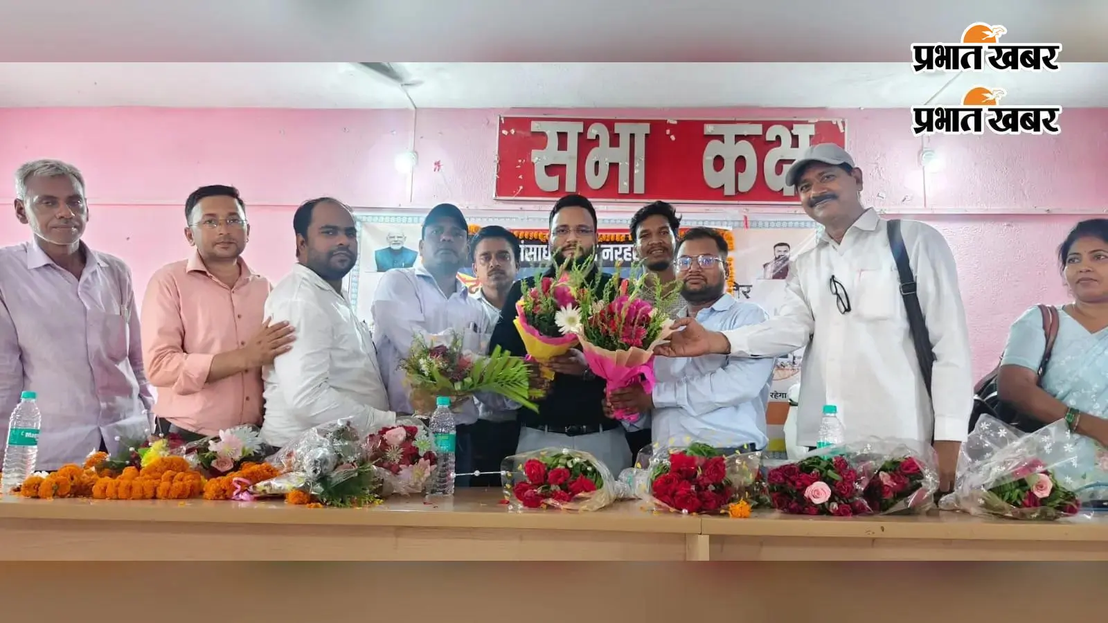 पूर्व बीईओ को विदाई देते शिक्षकगण पूर्व बीईओ को विदाई देते शिक्षकगण