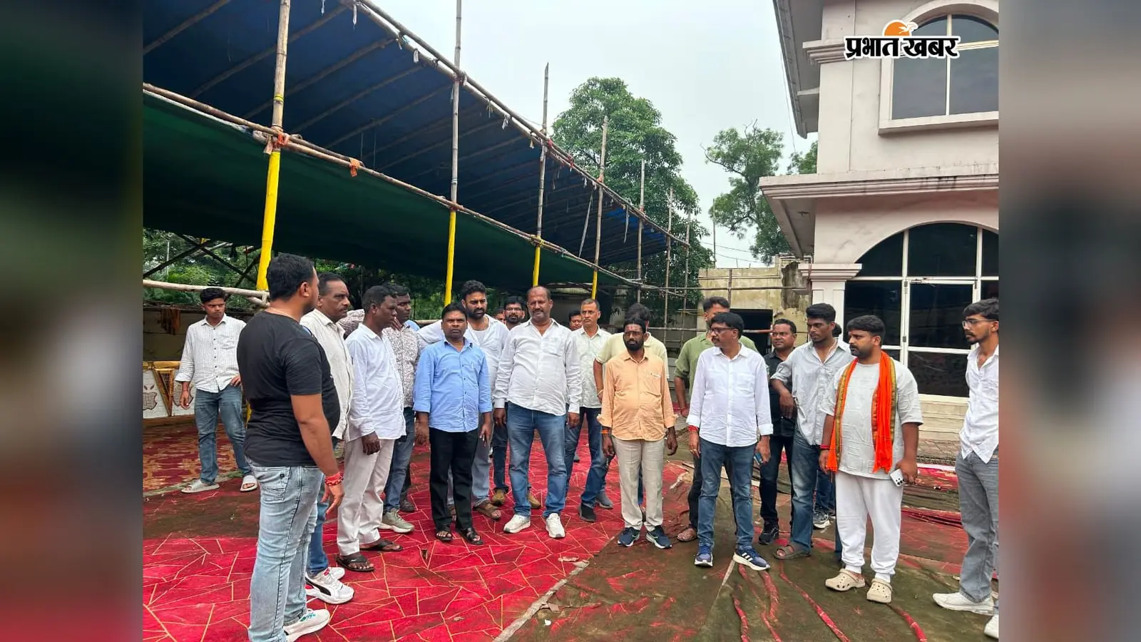 सिदगोड़ा स्थित बिरसा मुंडा टाउन हॉल का निरीक्षण करते आजसू नेता | Prabhat Khabar Network सिदगोड़ा स्थित बिरसा मुंडा टाउन हॉल का निरीक्षण करते आजसू नेता | Prabhat Khabar Network