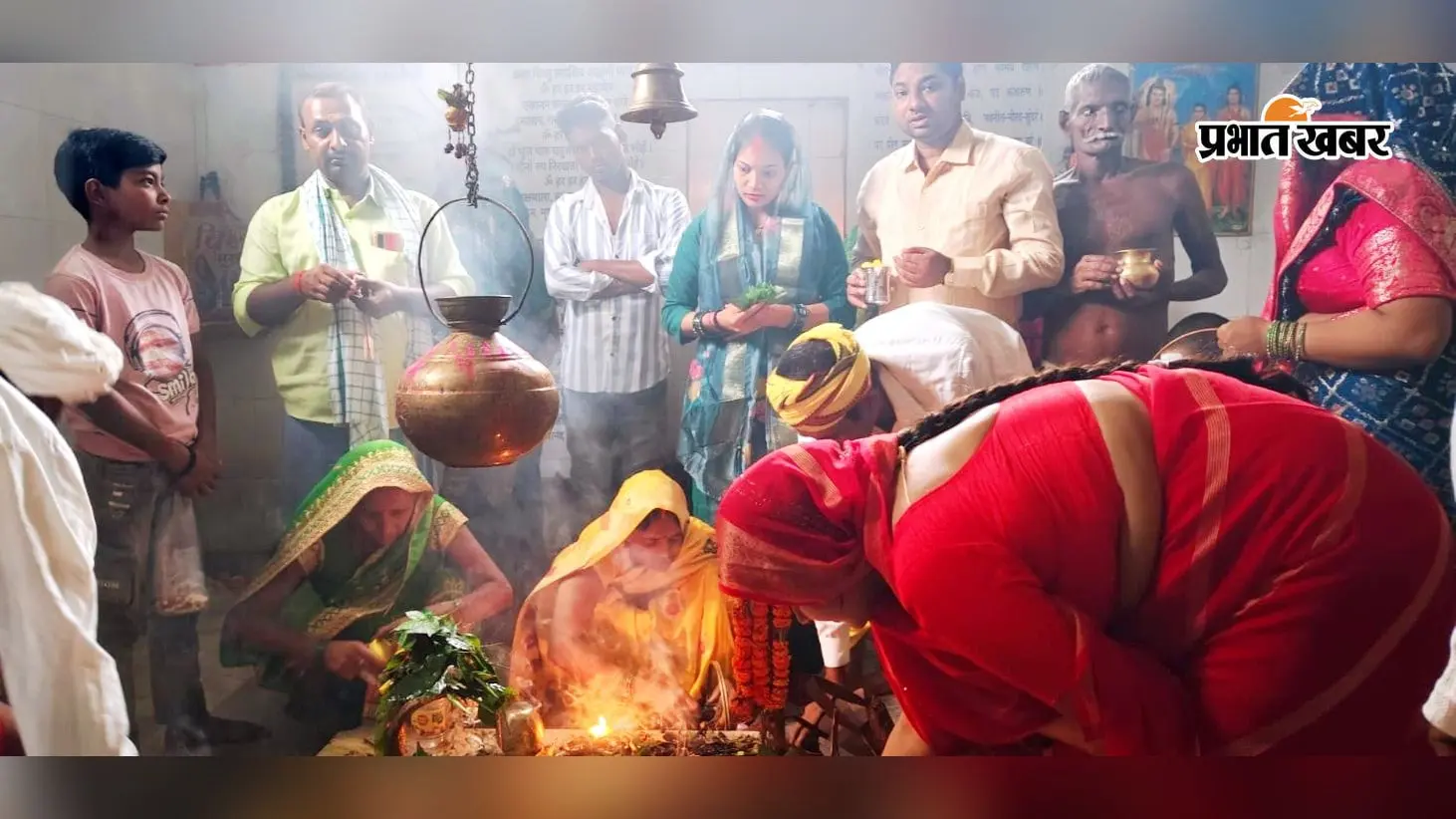 फोटो कैप्शन : बाबा भोलेनाथ को जलाभिषेक व पूजा अर्चना करते श्रद्धालु | Prabhat Khabar Network फोटो कैप्शन : बाबा भोलेनाथ को जलाभिषेक व पूजा अर्चना करते श्रद्धालु | Prabhat Khabar Network
