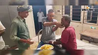 मानवता की मिसाल : अस्पताल उपाधीक्षक ने मानसिक रोगी को दिया सहारा, खुद कर रहे हैं देखभाल