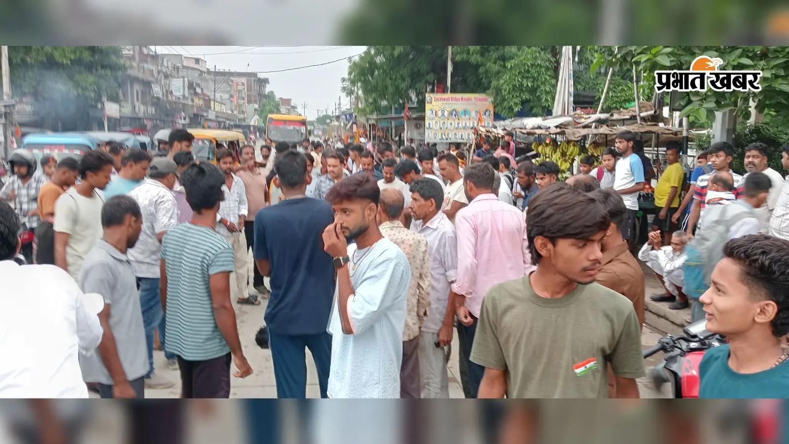 घटना के बाद जगदेव चौक पर लगी लोगों की भींड | Prabhat Khabar Network घटना के बाद जगदेव चौक पर लगी लोगों की भींड | Prabhat Khabar Network