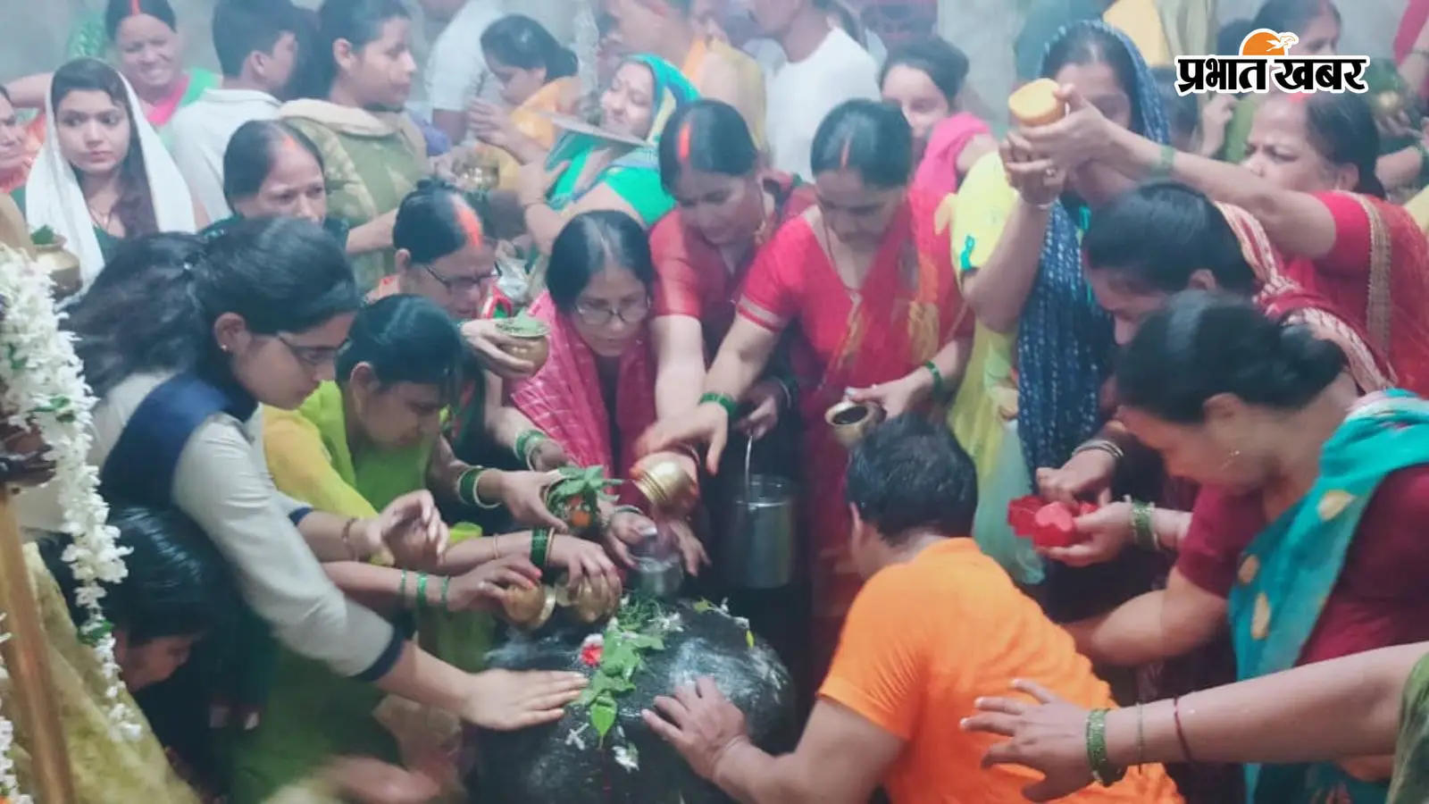 शिवालय में जलाभिषेक करते श्रद्धालु शिवालय में जलाभिषेक करते श्रद्धालु