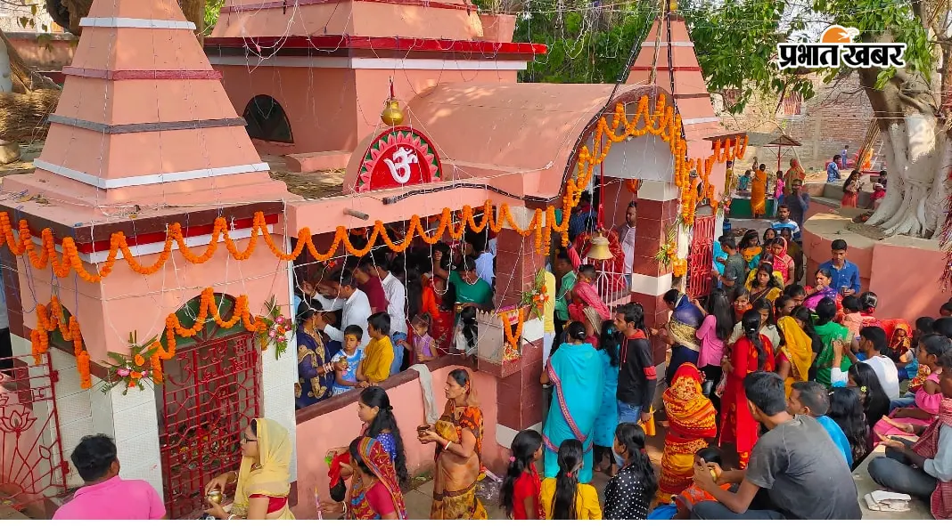 शहर के भयहरण स्थान मंदिर में पूजा अर्चना करते श्रद्धालु | Prabhat Khabar Network शहर के भयहरण स्थान मंदिर में पूजा अर्चना करते श्रद्धालु | Prabhat Khabar Network