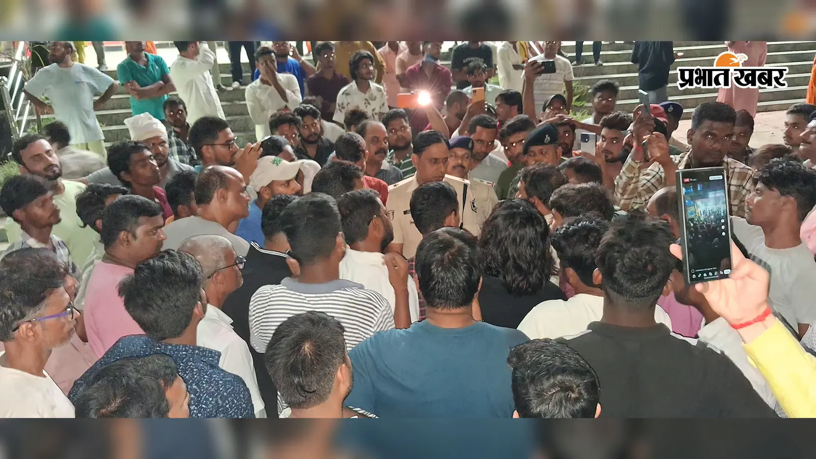 फोटो , मौत की सूचना मिलने के बाद मृतक के परिजन को समझाते नगर थाना अध्यक्ष पी के प्रभाकर फोटो , मृतक का फाइल फोटो | Prabhat Khabar Network फोटो , मौत की सूचना मिलने के बाद मृतक के परिजन को समझाते नगर थाना अध्यक्ष पी के प्रभाकर फोटो , मृतक का फाइल फोटो | Prabhat Khabar Network