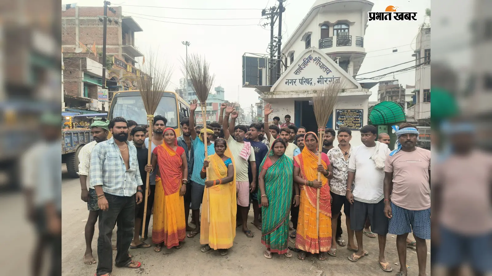 फोटो मीरगंज में झाड़ू लेकर प्रदर्शन करते सफाई कर्मी | Prabhat Khabar Network फोटो मीरगंज में झाड़ू लेकर प्रदर्शन करते सफाई कर्मी | Prabhat Khabar Network