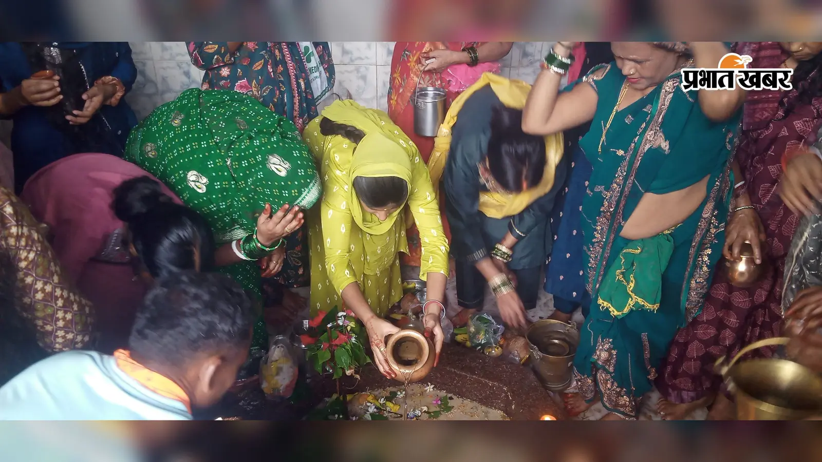 शिवालय में पूजा अर्चना करते भक्त | Prabhat Khabar Network शिवालय में पूजा अर्चना करते भक्त | Prabhat Khabar Network