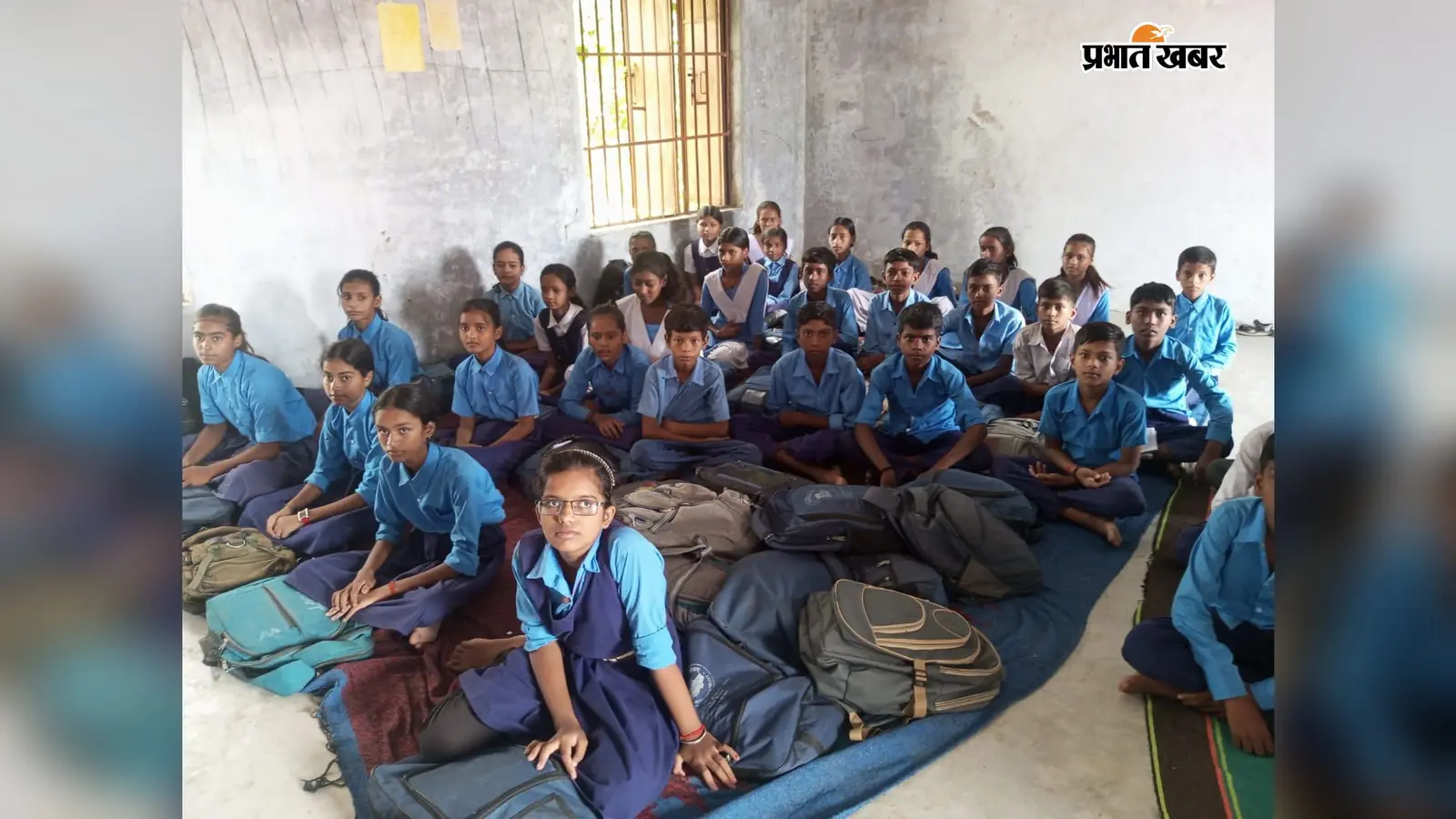 विद्यालय में फर्श पर बैठकर पढ़ाई करते छात्र | Prabhat Khabar Network विद्यालय में फर्श पर बैठकर पढ़ाई करते छात्र | Prabhat Khabar Network