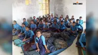 मदनपुर के सरकारी स्कूल में फर्श पर बैठकर पढ़ने को मजबूर बच्चे, बेंच-डेस्क और शिक्षकों की कमी से पढ़ाई प्रभावित