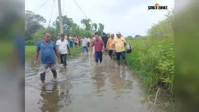 हाथ में लाठी और मोड़ा हुआ पैंट, कोसी कटाव पीड़ितों का दर्द बांटने पहुंचे डीएम सावन कुमार
