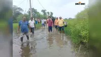 हाथ में लाठी और मोड़ा हुआ पैंट, कोसी कटाव पीड़ितों का दर्द बांटने पहुंचे डीएम सावन कुमार