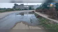 डेहरी-अकबरपुर मुख्य सड़क पर जलजमाव से बढ़ी परेशानी, बकनौरा पेट्रोल पंप के पास दुर्घटना का खतरा