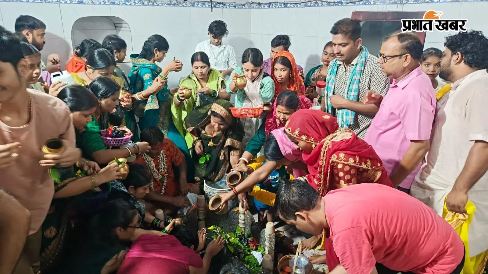जलार्पण करते श्रद्धालु जलार्पण करते श्रद्धालु