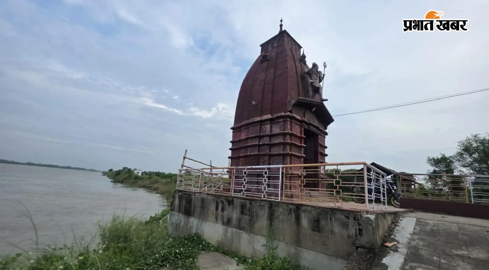 मंदिर के नदी में समाने का खतरा मंदिर के नदी में समाने का खतरा