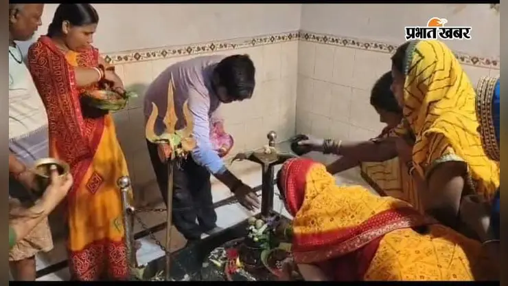 फोटो कैप्शन01: गौरी शंकर धाम में पूजा अर्चना करते श्रद्धालू फोटो कैप्शन02- श्रावणी मेला के लिए तैयार गौरी शंकर धाम फोटो कैप्शन 3- मंदिर में पूजा करते श्रद्धालु | Prabhat Khabar Network फोटो कैप्शन01: गौरी शंकर धाम में पूजा अर्चना करते श्रद्धालू फोटो कैप्शन02- श्रावणी मेला के लिए तैयार गौरी शंकर धाम फोटो कैप्शन 3- मंदिर में पूजा करते श्रद्धालु | Prabhat Khabar Network