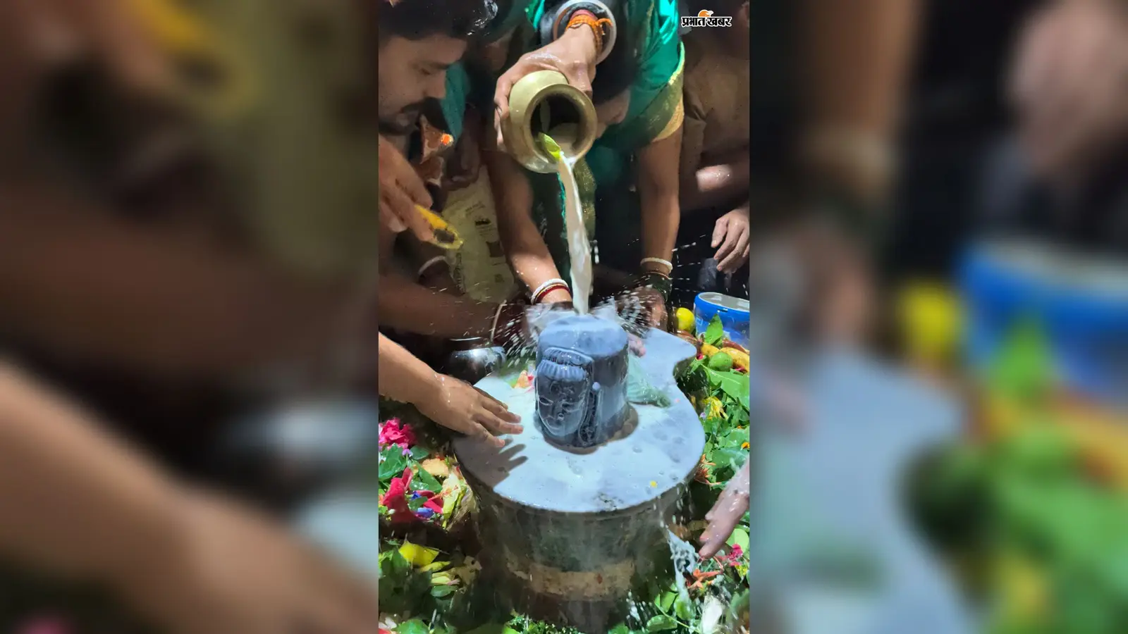 हरगौरी की प्रतिमा पर जलार्पण करते भक्त | Prabhat Khabar Network हरगौरी की प्रतिमा पर जलार्पण करते भक्त | Prabhat Khabar Network