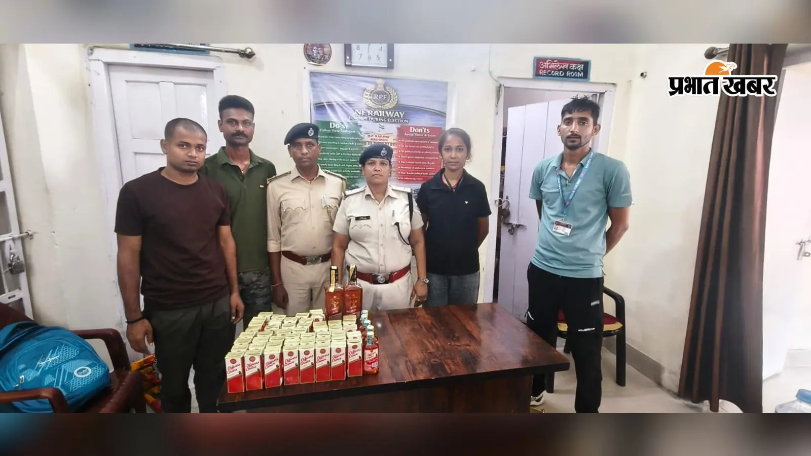 फोटो. बरामद शराब को प्रदर्श करती आरपीएफ | Prabhat Khabar Network फोटो. बरामद शराब को प्रदर्श करती आरपीएफ | Prabhat Khabar Network