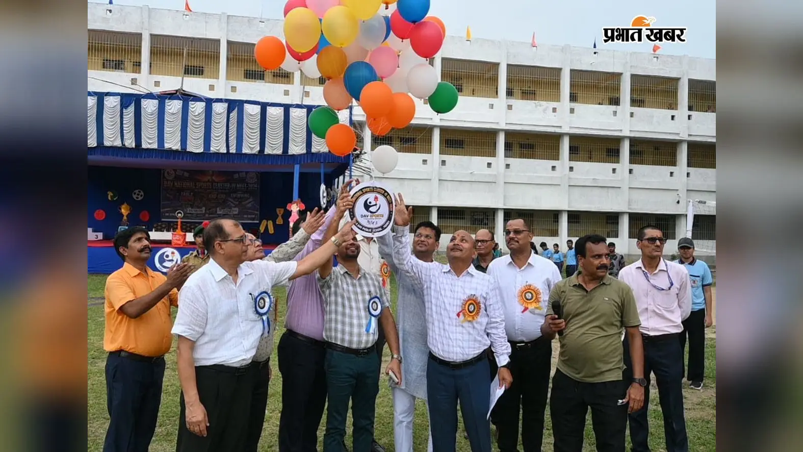 कार्यक्रम का गुब्बारा उड़ा कर शुभारंभ करते अतिथि | Prabhat Khabar Network कार्यक्रम का गुब्बारा उड़ा कर शुभारंभ करते अतिथि | Prabhat Khabar Network