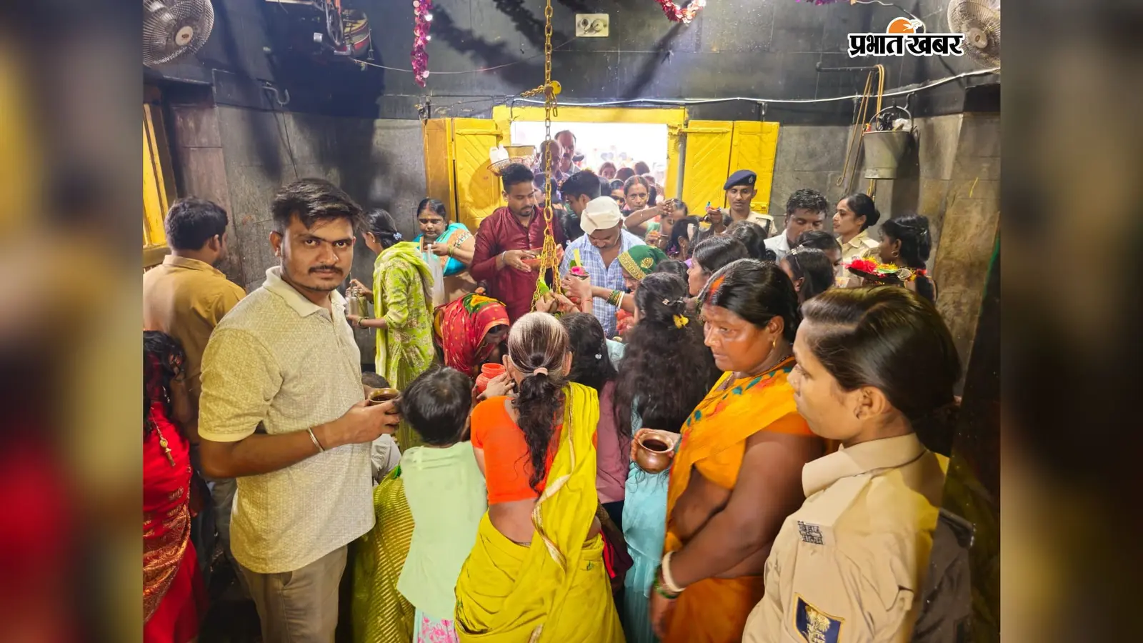 पंचमुखी महादेव मंदिर में जला अभिषेक करते श्रद्धालु | Prabhat Khabar Network पंचमुखी महादेव मंदिर में जला अभिषेक करते श्रद्धालु | Prabhat Khabar Network