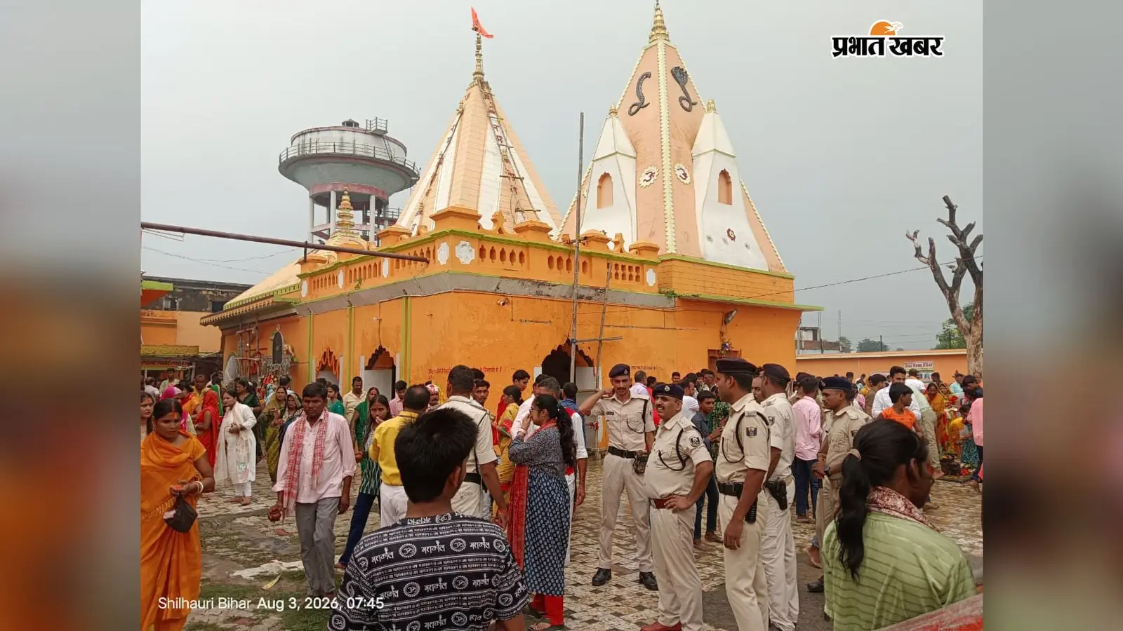 मंदिर परिसर में प्रशासनिक अधिकारियों की मुस्तैदी | Prabhat Khabar Network मंदिर परिसर में प्रशासनिक अधिकारियों की मुस्तैदी | Prabhat Khabar Network